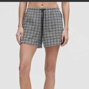 Lululemon Seersucker Check Mid-Rise Pull-On Short 3"